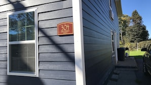 Una casa con un cartello che indica '30th 3rd Street Suite B'.