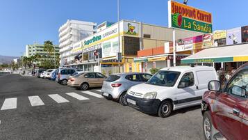Een winkelcentrum met verschillende winkels, waaronder een supermarkt en een restaurant.
