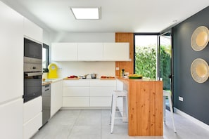 Fridge, microwave, oven, dishwasher - Cosy Bungalow for 6 in Playa del Ingles GD04 (San Bartolomé de Tirajana)