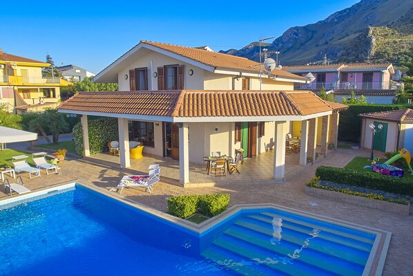 Outdoor pool - Villa with pool, 5 rooms with private bath, between Palermo and Cefalù (Torre Colonna-Sperone)