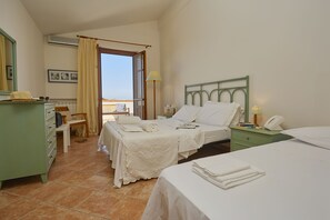 5 bedrooms, desk, iron/ironing board, travel cot - Villa with pool, 5 rooms with private bath, between Palermo and Cefalù (Torre Colonna-Sperone)