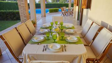 Outdoor dining