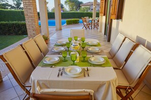 Outdoor dining - Villa with pool, 5 rooms with private bath, between Palermo and Cefalù (Torre Colonna-Sperone)