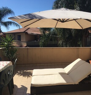Outdoor dining - APARTMENT IN A RESIDENCE WITH A SWIMMING POOL AND A TREE-LINED SQUARE WITH A BEAUTIFUL VIEW OF MOUNT ETNA (Fondachello)