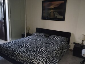 Room - APARTMENT IN A RESIDENCE WITH A SWIMMING POOL AND A TREE-LINED SQUARE WITH A BEAUTIFUL VIEW OF MOUNT ETNA (Fondachello)