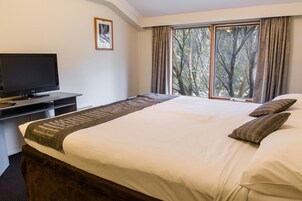 Espacio para trabajar con laptop, wifi gratis y ropa de cama