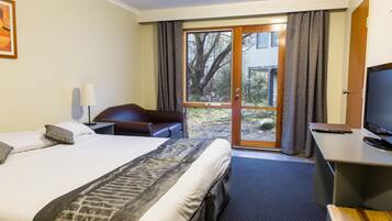 Ruang kerja ramah laptop, Wi-Fi gratis, dan seprai linen