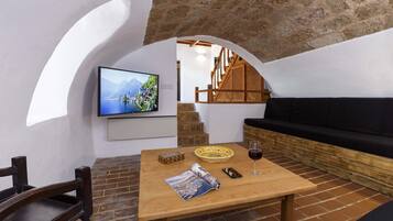 TV connectée, cheminée, livres