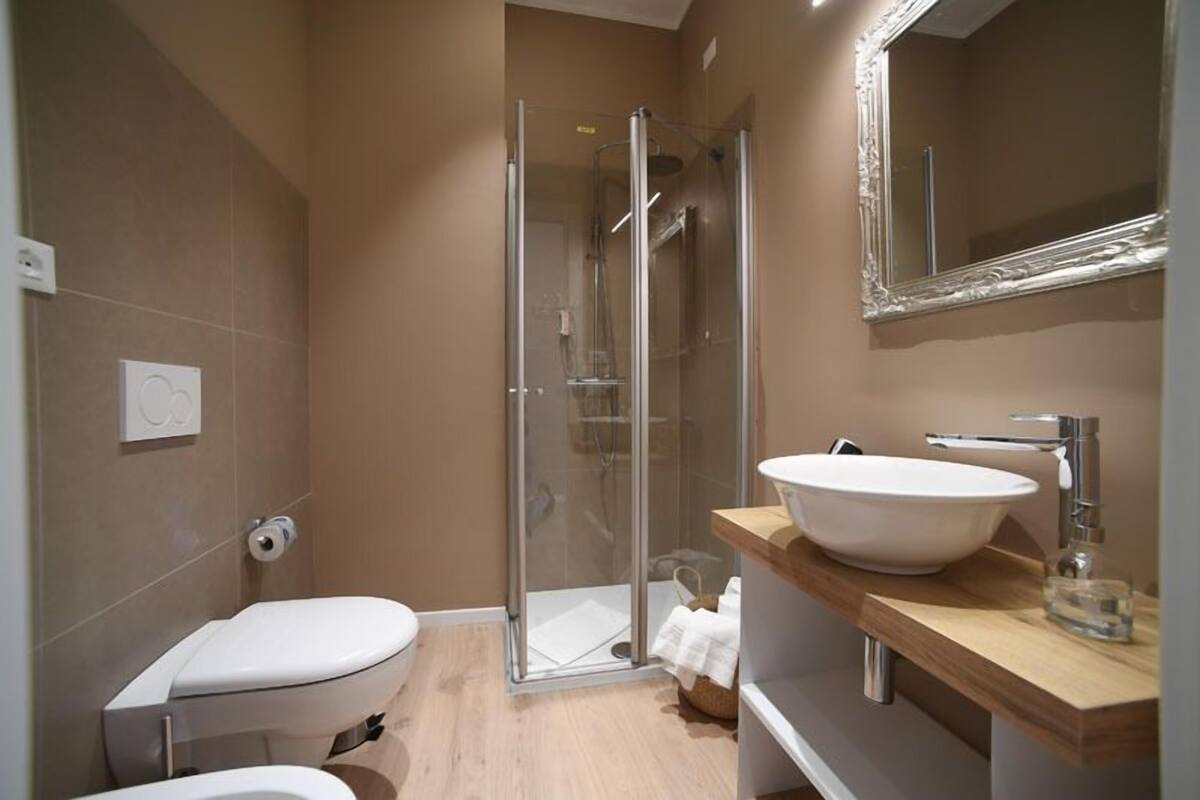 Deluxe tweepersoonskamer | Badkamer | Een douche, gratis toiletartikelen, een haardroger, een bidet