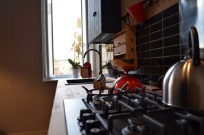 Réfrigérateur, micro-ondes, four, plaque de cuisson