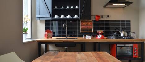 Fridge, microwave, oven, stovetop