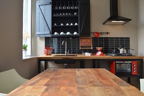 Réfrigérateur, four à micro-ondes, un four, surface de cuisson