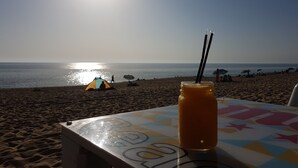 بالقرب من الشاطئ