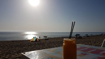 在海灘附近
