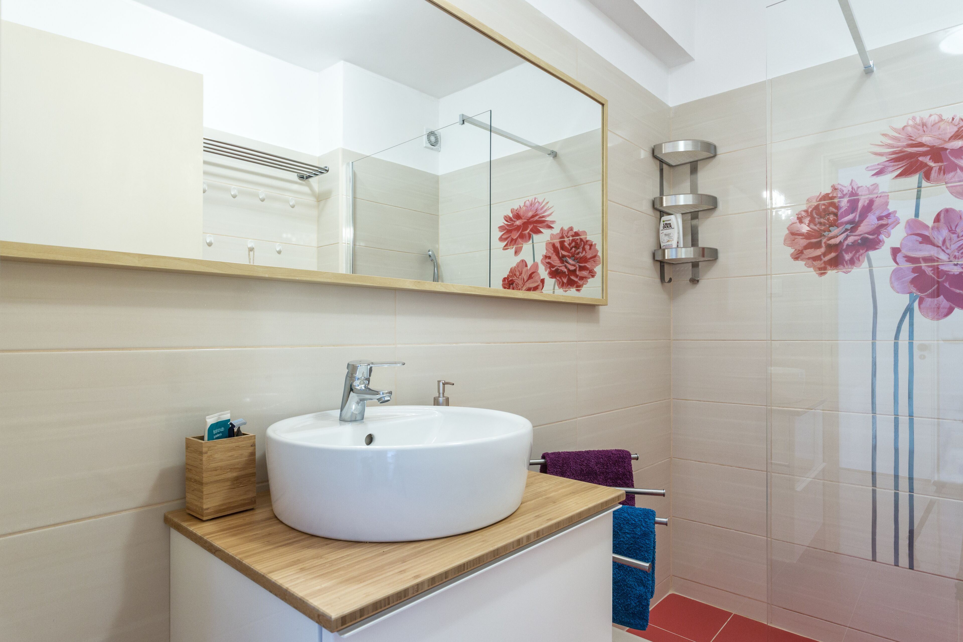Shower, hair dryer, bidet, towels