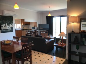 House, 3 Bedrooms | In-room dining - Hill's Creek Holiday Home (Port Campbell)