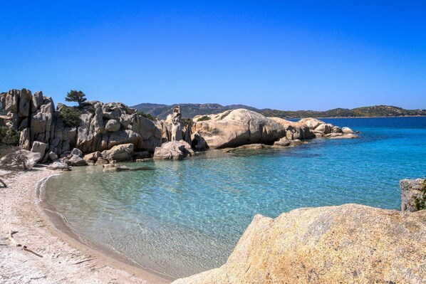 Una spiaggia nelle vicinanze