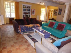 电视、壁炉、DVD 播放器、乒乓球