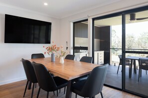 Apartment with Balcony | Living area | Flat-screen TV, DVD player - Berri Riverside Holiday Park (Berri)