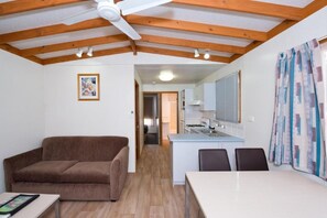 Deluxe Ensuite Cabin, 2 Bedrooms | Living room