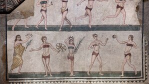 Een mozaïek met afbeeldingen van figuren in oude kleding, met geometrische patronen op de achtergrond.