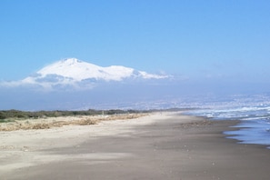 Playa en los alrededores y toallas de playa 
