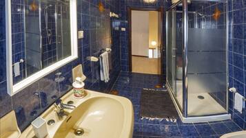 Douche, sĂšche-cheveux, bidet, serviettes fournies