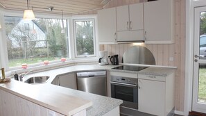 Fridge, oven, stovetop, dishwasher