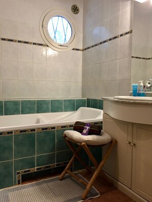 Combined shower/tub, hair dryer, toilet paper