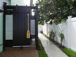 Property grounds - Island Surf Retreat  -  Beach - Surf - Kayak - Bike -    North Hutchinson Island (Fort Pierce)