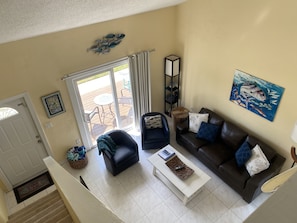 Smart-tv, böcker, en stereo och datorskärmar