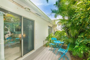 Outdoor dining - BOUTIQUE BUNGALOW. INTIMATE TROPICAL SETTING. STEPS TO BEACH.  (Juno Beach)