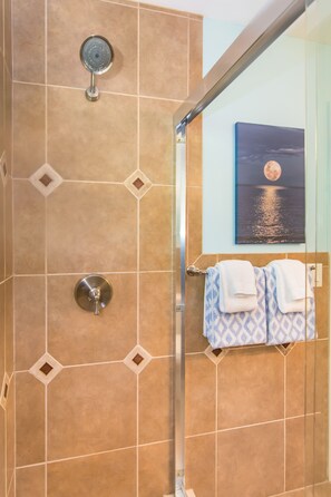Haartrockner, Handtücher, Shampoo, Toilettenpapier