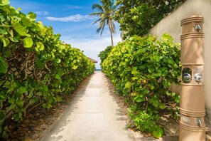 Property grounds - BOUTIQUE BUNGALOW. INTIMATE TROPICAL SETTING. STEPS TO BEACH.  (Juno Beach)