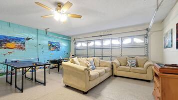 Smart-TV, Videospiele, DVD-Player, Tischfußball