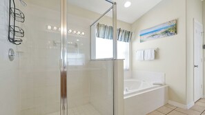 Combined shower/tub, hair dryer, towels, soap - JUST RENOVATED!✦Spacious✦Clean✦Private True South Pool/Spa✦5 Miles to Disney (Kissimmee)