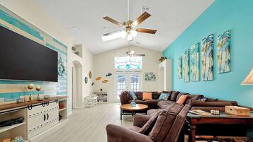 Smart-TV, Videospiele, DVD-Player, Tischfußball