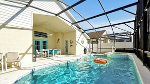 室外游泳池，恒温泳池