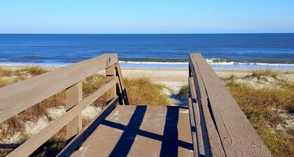 Your home away from home! A few minutes walk to the beach w/ pool & tennis