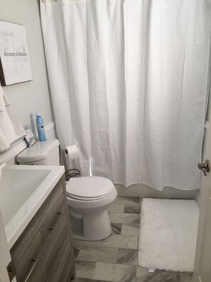 Combined shower/tub, towels, toilet paper