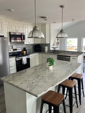 Fridge, microwave, oven, stovetop - *** NEWLY RENOVATED**** Escape to a Beautiful Getaway on the Chesapeake Bay (Perryville)