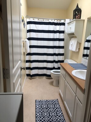 Combined shower/bathtub, hair dryer, towels, soap - Nestled between Beach and River.  3 minute walk to Beach!  2 minutes to River! (Pacific City)