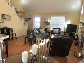 Smart TV, fireplace, DVD player, books - Nestled between Beach and River. 3 minute walk to Beach! 2 minutes to River! (Pacific City)