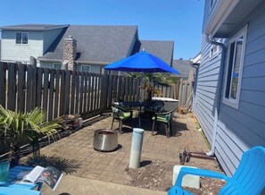 Outdoor dining - Nestled between Beach and River.  3 minute walk to Beach!  2 minutes to River! (Pacific City)