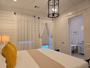 4 bedrooms, desk, iron/ironing board, travel cot - STUNNING! CUSTOM BEACH HOUSE, HOT TUB, BEACH JUST STEPS AWAY (Galveston)