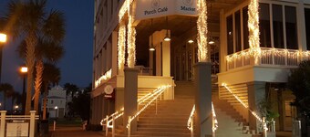 Slående! Egendefinert Beach House, Steps Away From Beach, 3. 3 mi til Downtown, Strand