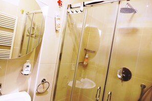 Douche, sèche-cheveux, bidet, serviettes fournies