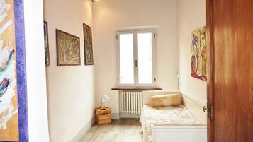 2 chambres, bureau, fer et planche Ă repasser, lit parapluie