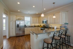 Een koelkast, een magnetron, een oven, een kookplaat