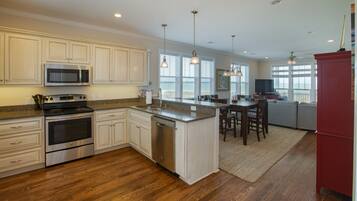 Refrigerador, microondas, horno, placa de cocina